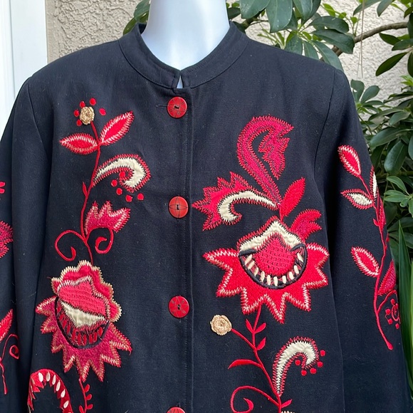 New vintage black cotton coat with bright red embroidery - Picture 4 of 13